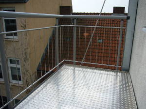 Mehrfamilienhaengebalkon