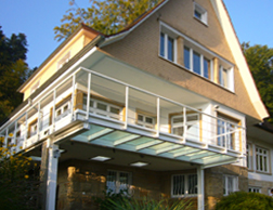 Kragarmbalkon in Aluminium und Glas